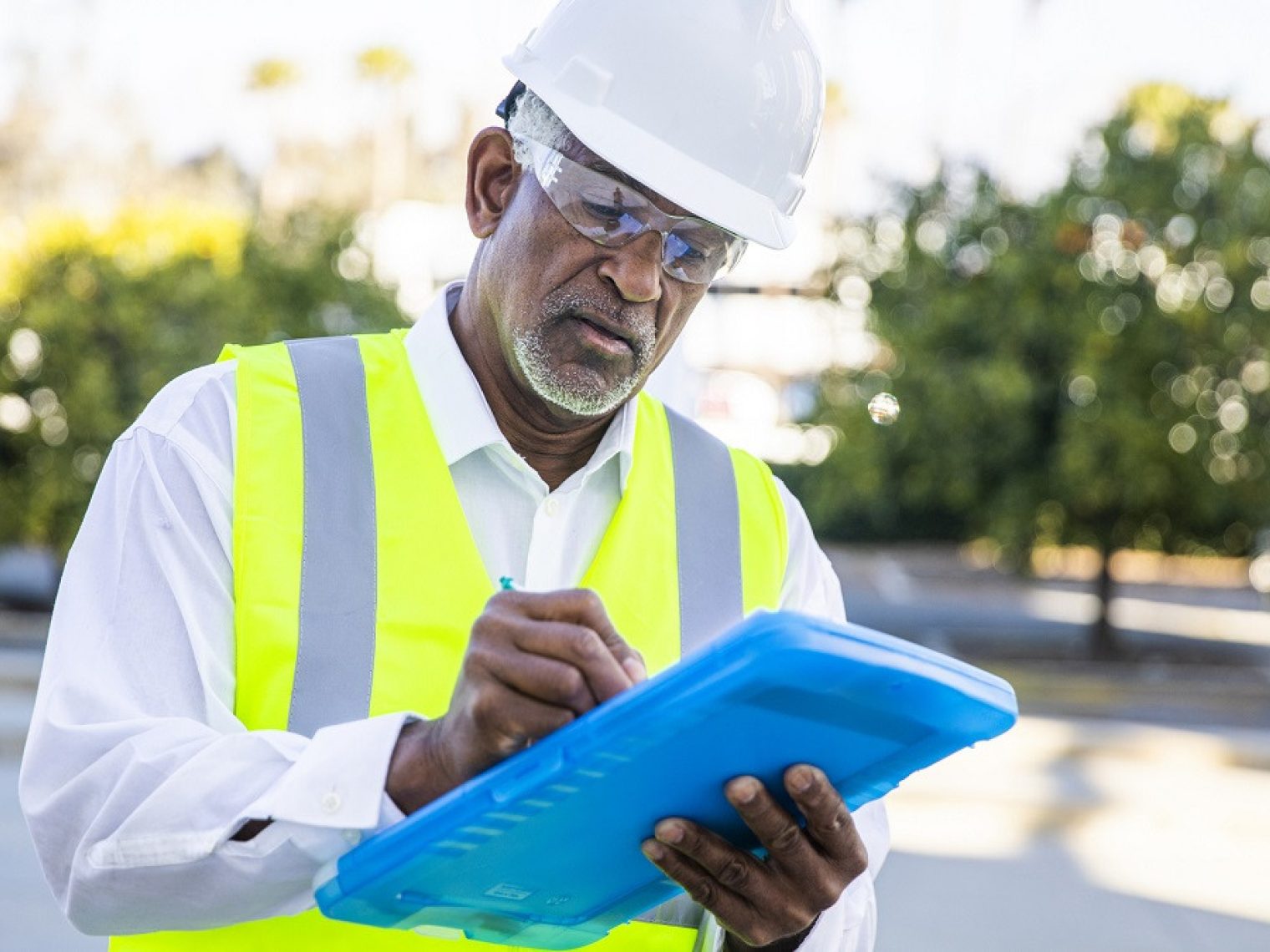 A man conducting an appraisal.